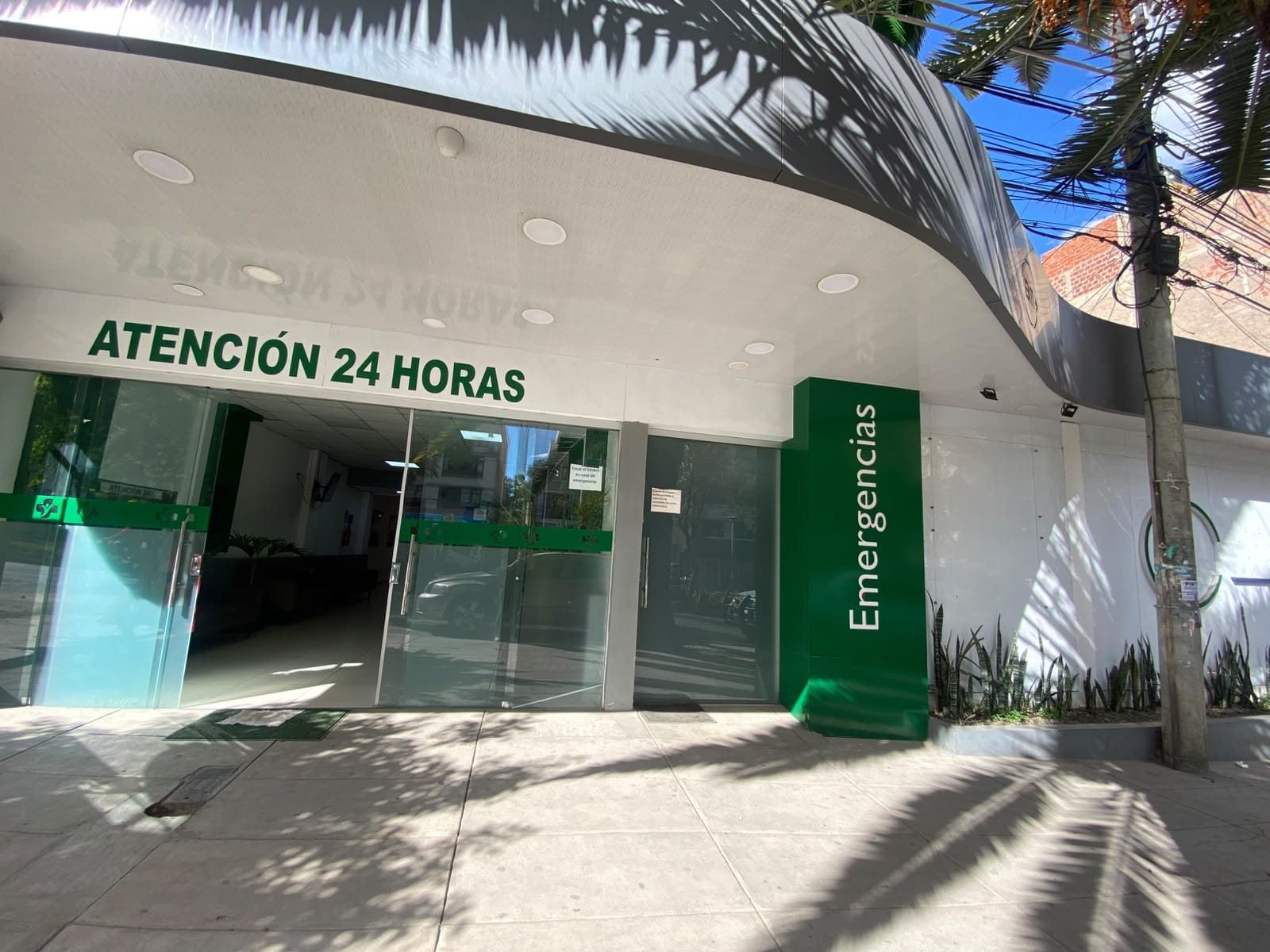 Fachada de la Clínica Portales en Cochabamba, atención 24 horas